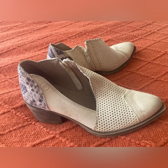 Casta Davida Booties - Picture 2 of 6